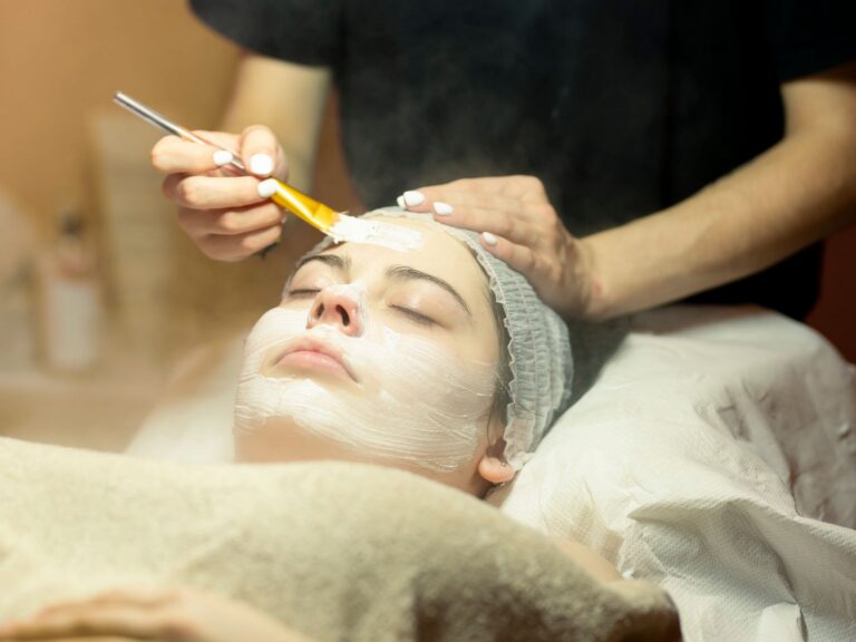 Maschera viso applicata con il pennello durante un trattamento estetico
