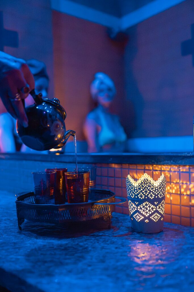 Tè marocchino versato dalla teiera accanto alla vasca dell'hammam